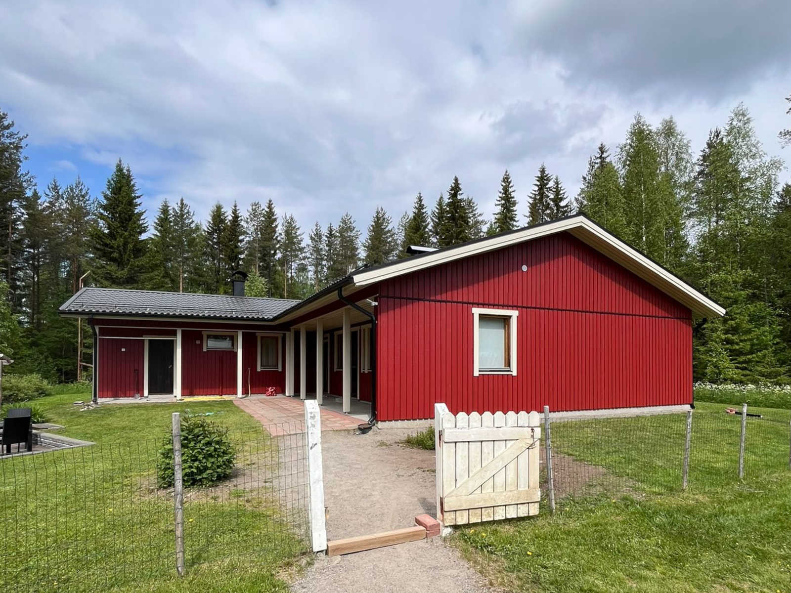 PintaPoikien maalaama talon julkisivu