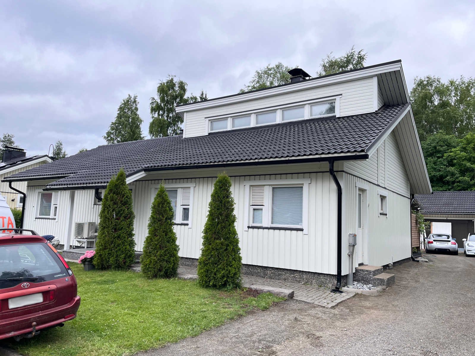 Huolellisesti maalattu omakotitalo