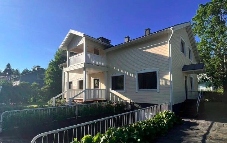 Vaalea maalattu talo